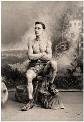 Retrato de un hombre tatuado